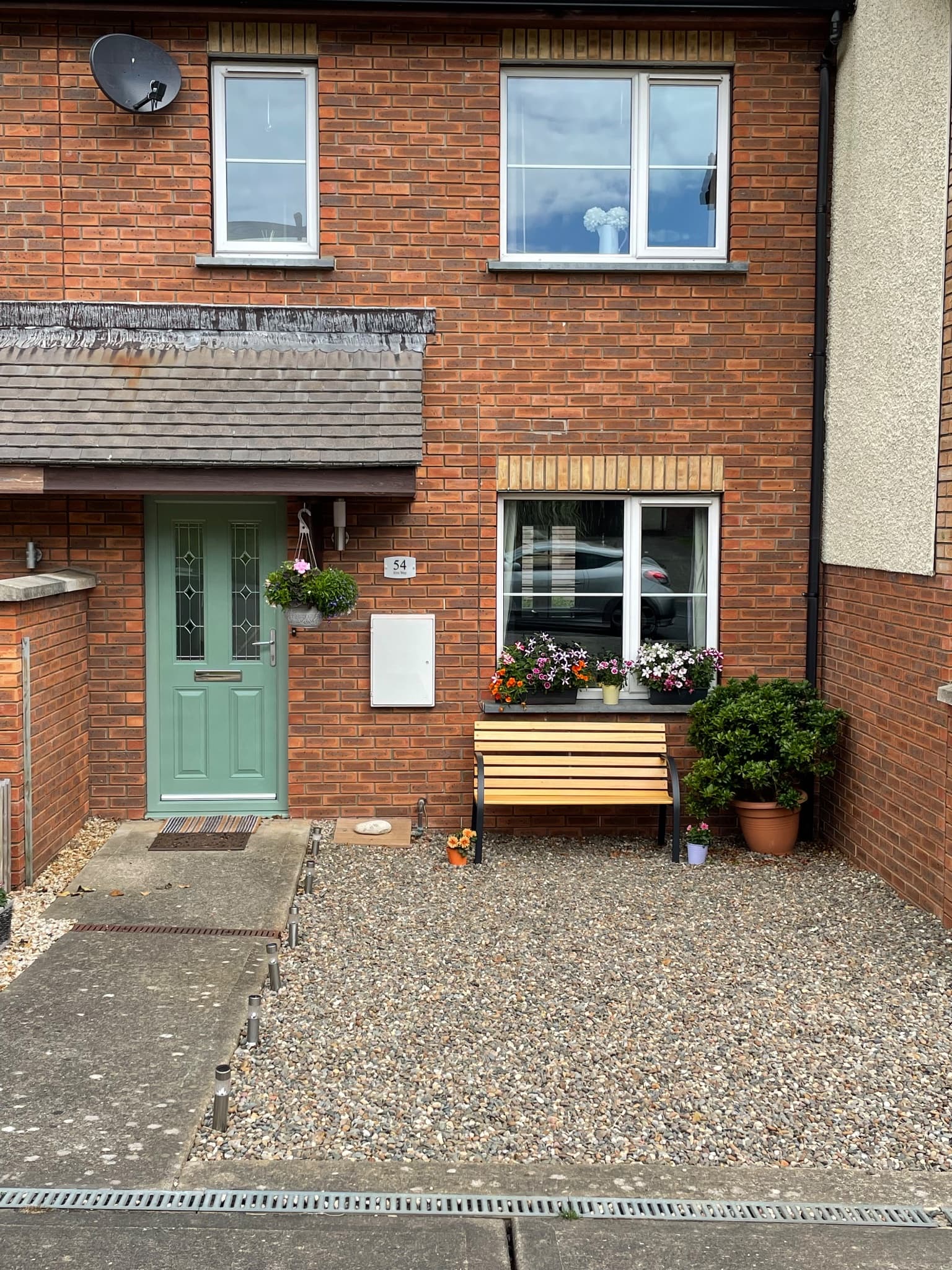 2 bedroom house close to all amenities and beach